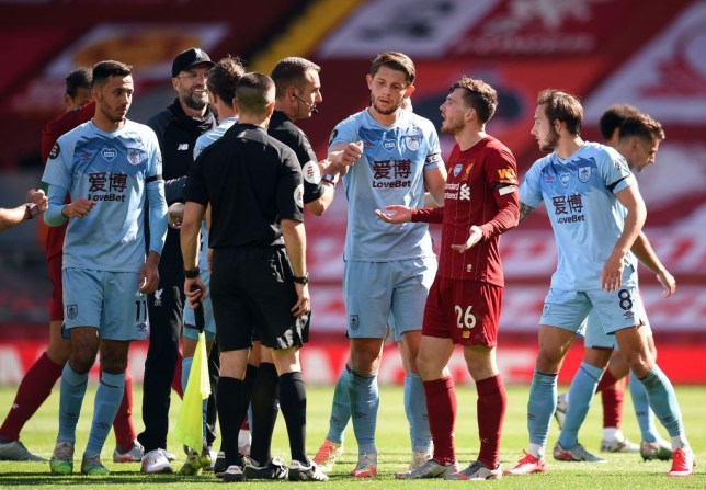  Pitch-side microphones pick up Andy Robertson and Trent Alexander-Arnold’s furious rants at referee after Liverpool draw - Bóng Đá