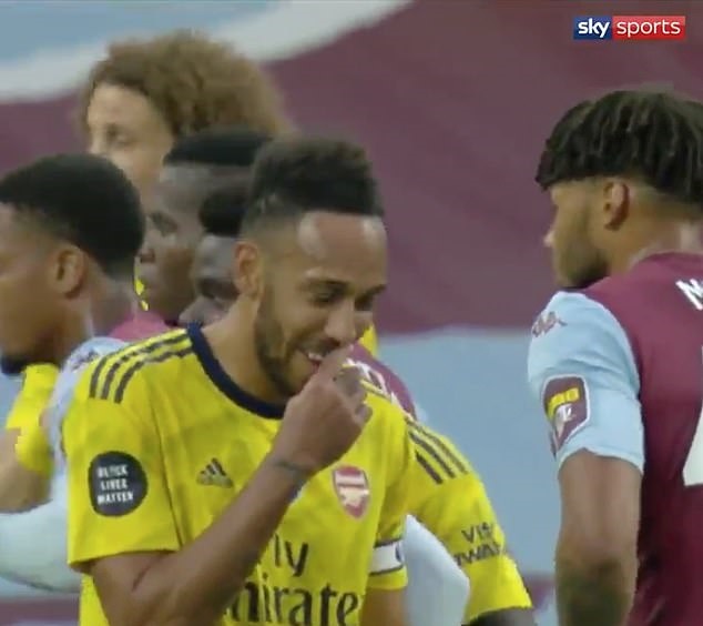 Pierre-Emerick Aubameyang loses Tyrone Mings as he LAUGHS to himself - Bóng Đá