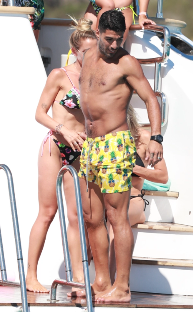 Lionel Messi and Luis Suarez board mega yacht near Ibiza with Barcelona star’s wife Antonela Roccuzzo sizzling in bikini - Bóng Đá