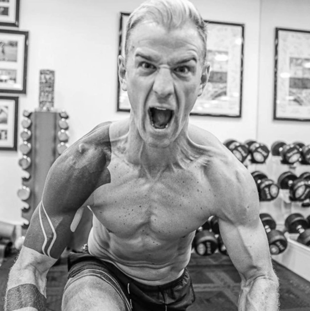 Joe Hart shows off dramatic body transformation on lockdown with shredded physique as he searches for new club - Bóng Đá