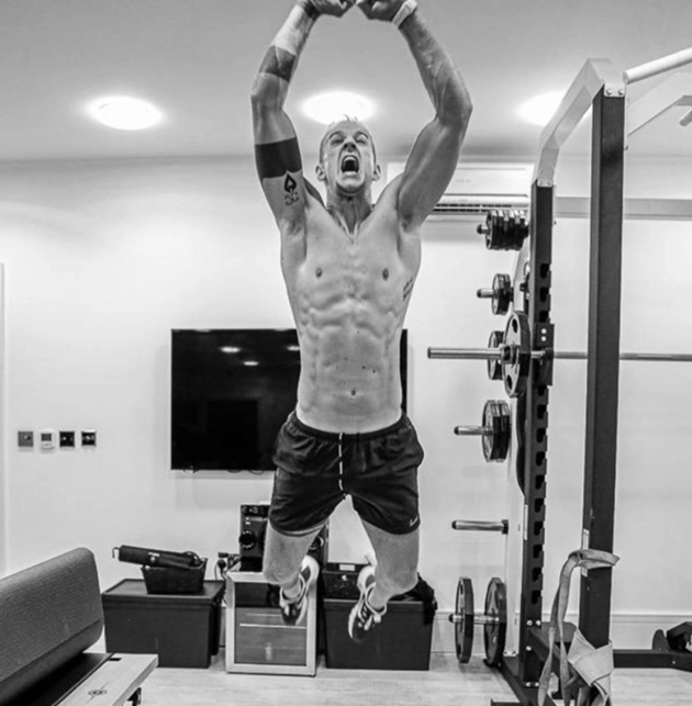 Joe Hart shows off dramatic body transformation on lockdown with shredded physique as he searches for new club - Bóng Đá