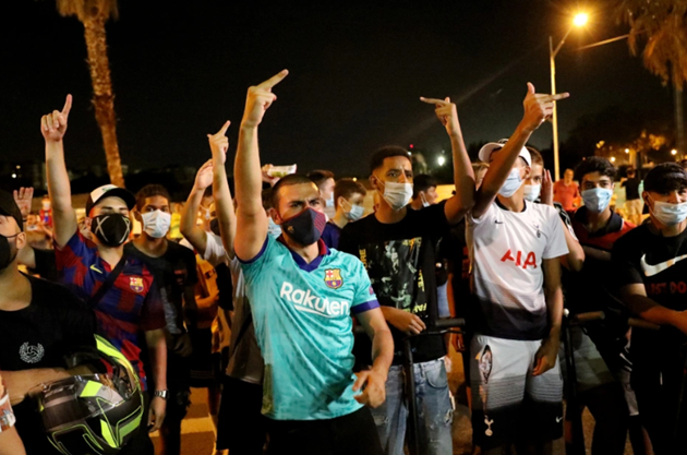CĐV Barcelona biểu tình bên ngoài SVĐ Nou Camp - Bóng Đá
