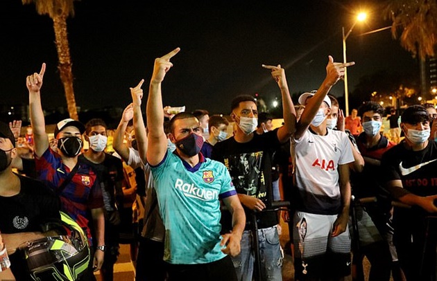 CĐV Barcelona biểu tình bên ngoài SVĐ Nou Camp - Bóng Đá
