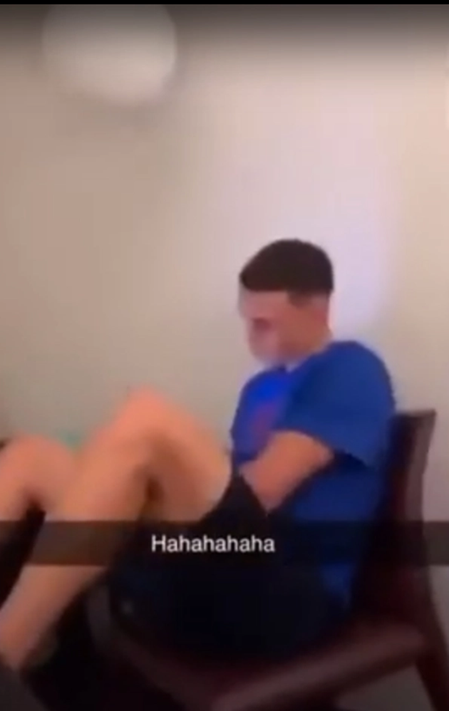 Shamed England star Phil Foden snapped showing his bum to girls he and Mason Greenwood smuggled into team hotel - Bóng Đá