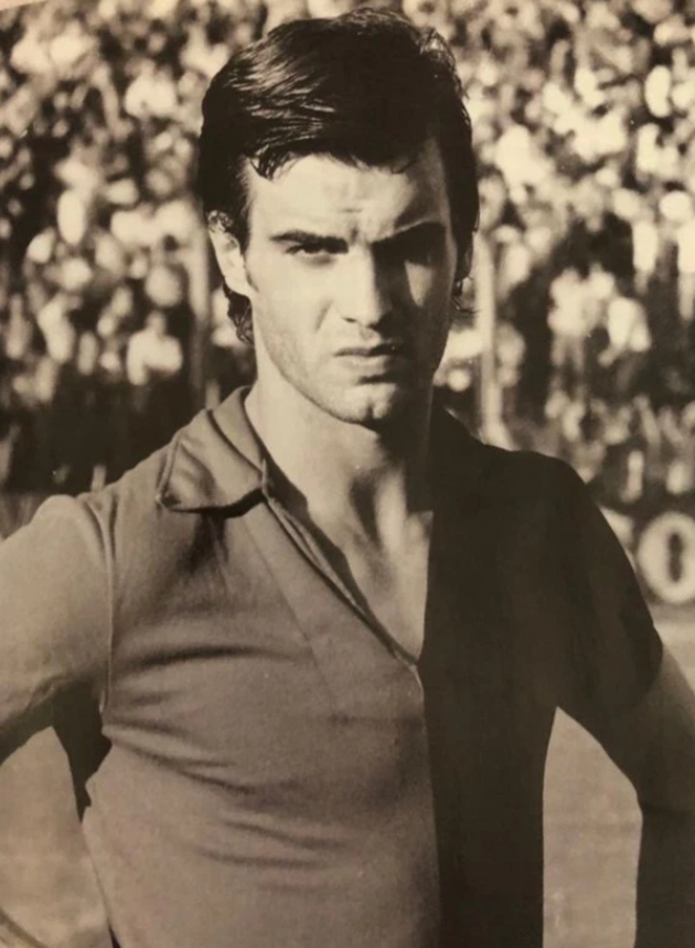 Leeds boss Marcelo Bielsa looks like a movie star in amazing throwback photos as young man in 1970s - Bóng Đá