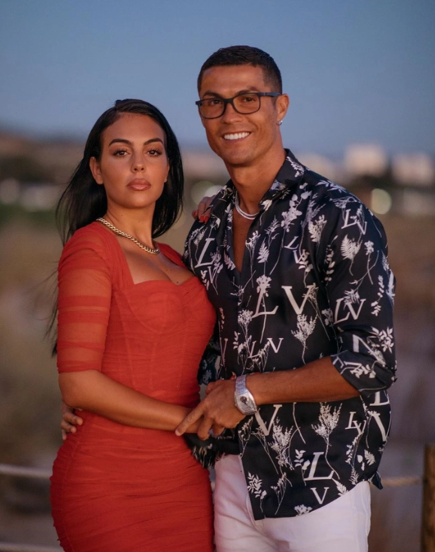 Inside Ronaldo and Georgina Rodriguez’s life of luxury as they lavish each other with SUVs, £600k diamonds & £140 SOCKS - Bóng Đá