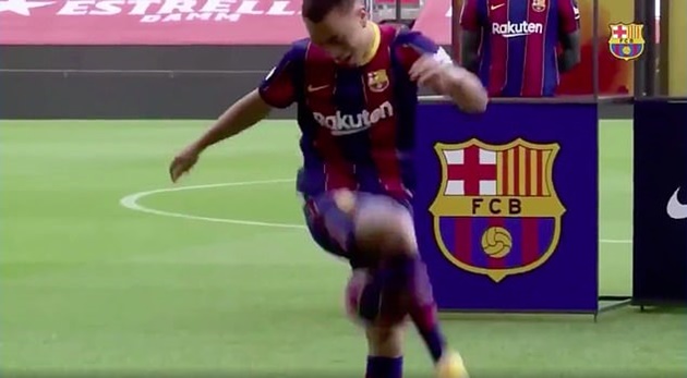 Watch Sergino Dest’s awful attempt at kick-ups at Barcelona - Bóng Đá