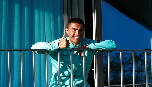Cristiano Ronaldo in high spirits despite positive Covid test as he gives the thumbs-up  - Bóng Đá