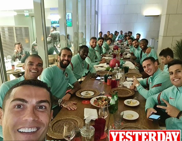 Cristiano Ronaldo in high spirits despite positive Covid test as he gives the thumbs-up  - Bóng Đá