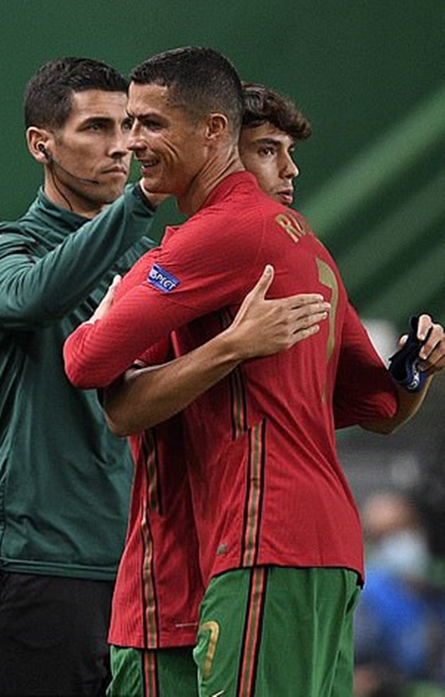 Cristiano Ronaldo in high spirits despite positive Covid test as he gives the thumbs-up  - Bóng Đá