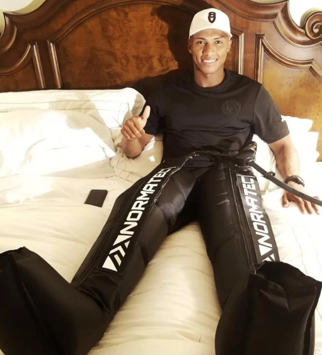 Introducing the Michelin Man-style trousers that Anthony Joshua, Bale and Thiago Silva use in muscle recovery - Bóng Đá