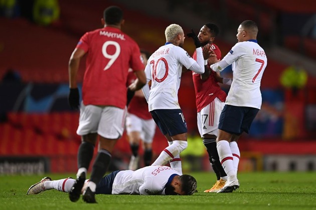 Rio Ferdinand and Paul Scholes agree on Fred's VAR incident in Manchester United vs PSG - Bóng Đá