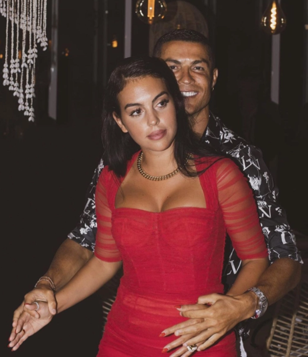 Georgina Rodriguez sizzles in red lingerie as Cristiano Ronaldo’s partner poses by Christmas tree - Bóng Đá