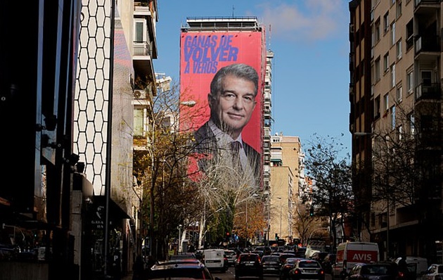 Barcelona presidential candidate Joan Laporta reignites rivalry with old foes Real Madrid by setting up huge promotional banner just 200 METRES - Bóng Đá