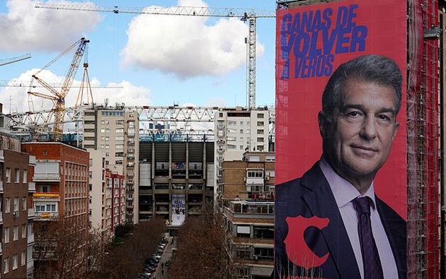 Barcelona presidential candidate Joan Laporta reignites rivalry with old foes Real Madrid by setting up huge promotional banner just 200 METRES - Bóng Đá