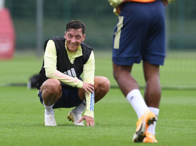 Ozil trở thành "người thừa" tại Arsenal.