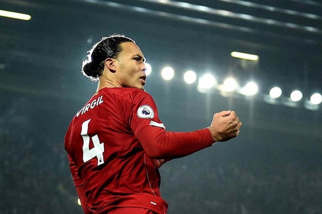 Trung vệ: Virgil van Dijk (Liverpool). Van Dijk là nhân tố trọng yếu nơi hàng thủ Liverpool trên hành trình giành chức vô địch Premier League 2019/2020. Bên cạnh yếu tố chuyên môn, ngôi sao người Hà Lan còn trở thành thủ lĩnh hệ thống phòng ngự The Kop.