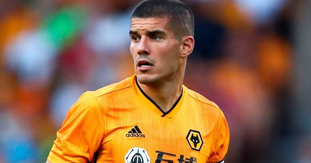 Trung vệ: Conor Coady (Wolves). Coady sở hữu khả năng phát động bóng ấn tượng từ phần sân nhà. Ngoài khả năng phòng ngự xuất sắc, trung vệ người Anh còn làm rất tốt công việc chuyển đổi từ phòng ngự sang phản công từ tuyến dưới.