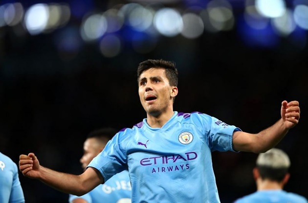 9. Rodrigo (Man City). Ngôi sao người Tây Ban Nha đóng góp thầm lặng vào lối chơi chung của nửa xanh thành Manchester. Cầu thủ 24 tuổi giữ vai trò cầu nối, kiểm soát nhịp độ trận đấu và phân phối bóng từ giữa sân.