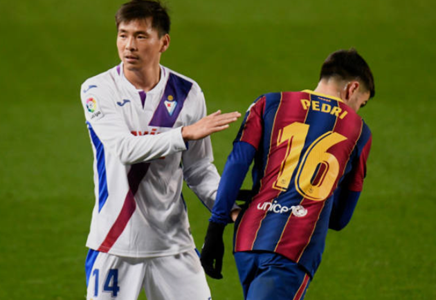 Messi lắc đầu ngao ngán rời Camp Nou - Bóng Đá