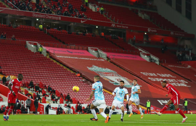 Bài ảnh tình huống Wijnaldum và Mane bị từ chối penalty - Bóng Đá