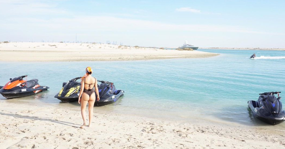 Cristiano Ronaldo’s girlfriend soaks up sun in bikini on Dubai beach - Bóng Đá