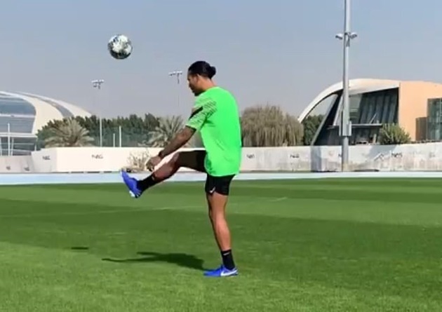 Van Dijk tập luyện ở Dubai - Bóng Đá