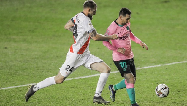 Messi gỡ hòa cho Barcelona.