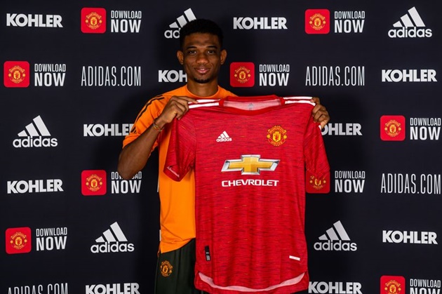 1. Amad Diallo - 19 triệu bảng. Diallo chính thức khoác áo Man United từ Atalanta với bản hợp đồng trị giá 19 triệu bảng. Sao mai 18 tuổi là sự bổ sung duy nhất của đội chủ sân Old Trafford ở TTCN tháng Giêng năm nay. Sao mai người Bờ Biển Ngà sẽ trui rèn ở đội trẻ trước khi được đôn lên đội 1.