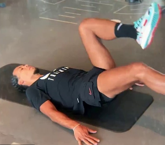 Virgil van Dijk gives Liverpool fans a glimpse of his recovery from serious knee injury  - Bóng Đá