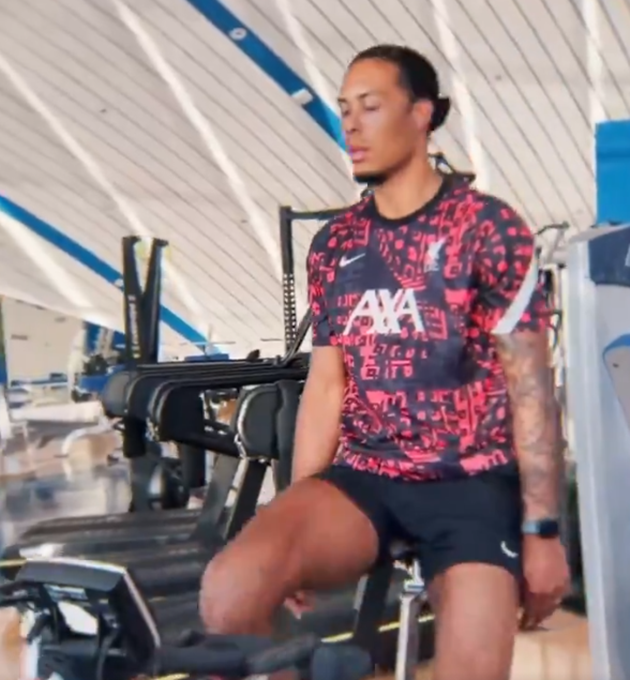 Virgil van Dijk gives Liverpool fans a glimpse of his recovery from serious knee injury  - Bóng Đá