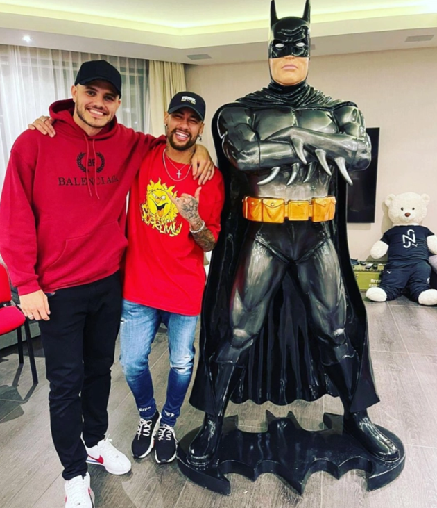 after she and Mauro gift PSG star Neymar lifesize Batman - Bóng Đá