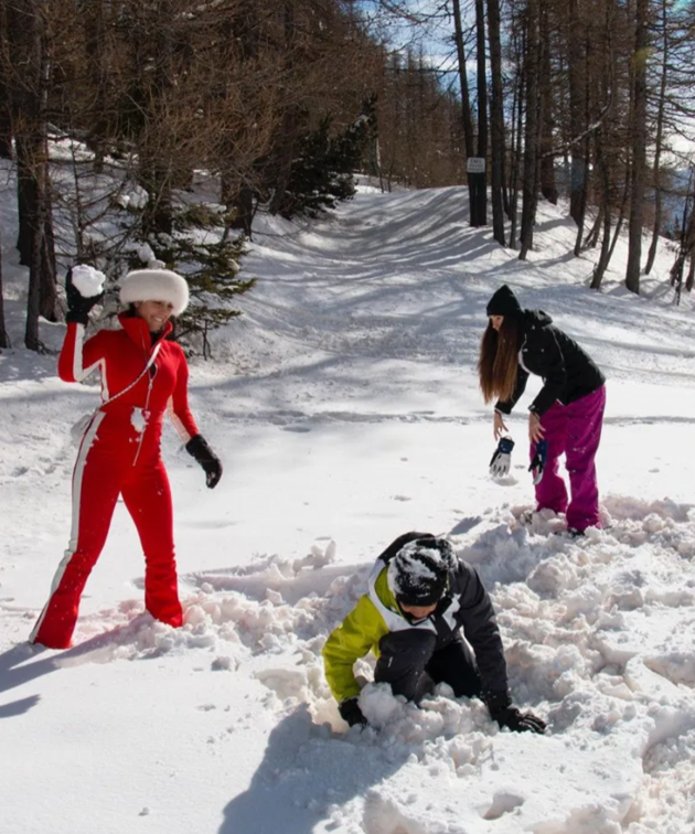 Georgina Rodriguez braves snow in skin-tight ski-suit on family - Bóng Đá