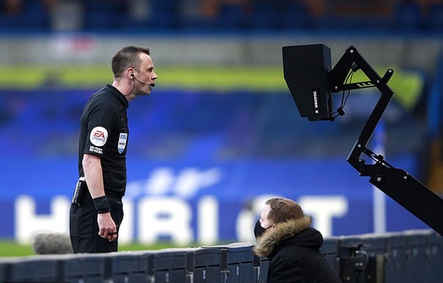 Watch Man Utd boss Solskjaer act out Hudson-Odoi handball to linesman during Chelsea clash - Bóng Đá