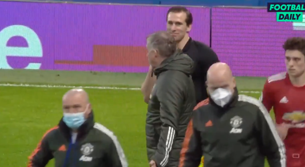 Watch Man Utd boss Solskjaer act out Hudson-Odoi handball to linesman during Chelsea clash - Bóng Đá