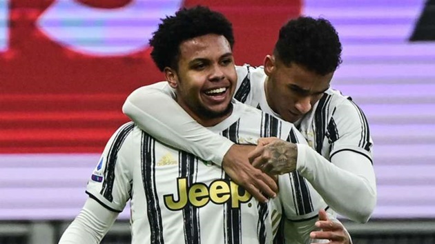 Juventus ace McKennie caught appearing to ogle stunning sports reporter Diletta Leotta in hilarious viral picture - Bóng Đá