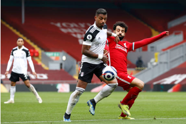 Salah để mất bóng tai hại vào chân của Lemina.