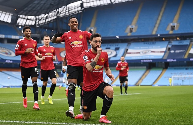 Solskjaer and Guardiola clash after fist-bump on touchline - Bóng Đá