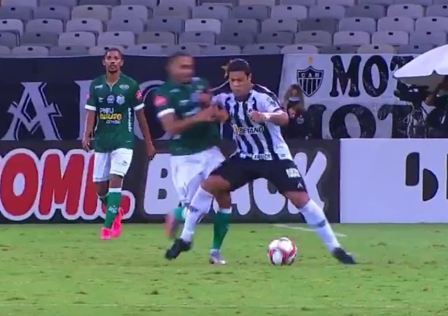 Watch Hulk send rival flying with FAIR shoulder barge in first game back in Brazil with Atletico Mineiro - Bóng Đá