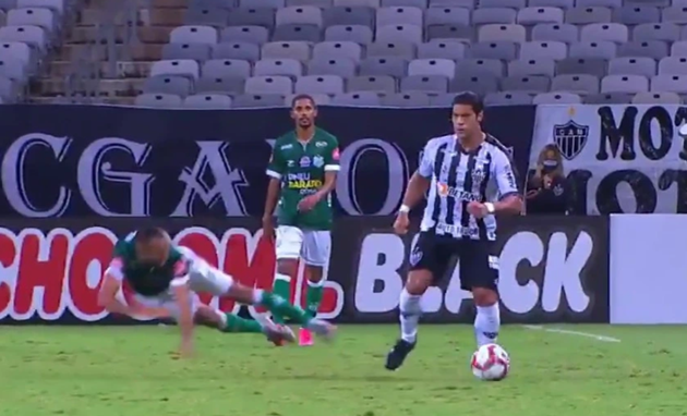 Watch Hulk send rival flying with FAIR shoulder barge in first game back in Brazil with Atletico Mineiro - Bóng Đá