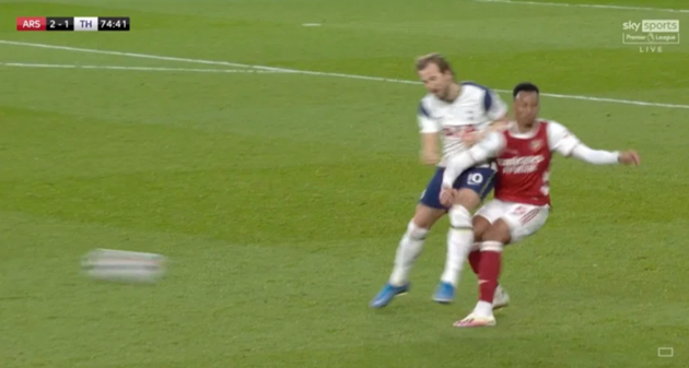 Watch Harry Kane’s brutal challenge on Gabriel as Arsenal fans question why VAR didn’t send Spurs star off in derby - Bóng Đá
