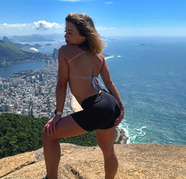 Người mẫu Micaela Mesquita cũng thường xuyên lui tới căn hộ của Adriano. Theo truyền thông xứ sở Samba, cả hai người đẹp đều không biết đến nhau. Mesquita và Adriano bắt đầu hẹn hò vào tháng 12 năm 2009. Cặp đôi đính hôn vào tháng 6 năm 2020 nhưng chia tay chỉ 1 tuần sau đó.