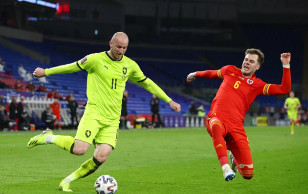 Shock as Man United star Dan James pops up with towering header for Wales after lovely Gareth Bale assist - Bóng Đá