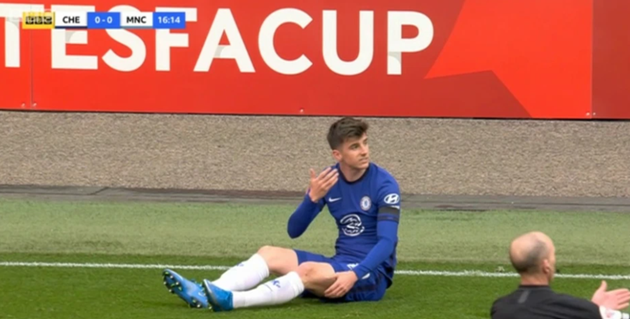 Watch Fernandinho escape punishment despite appearing to aim studs at Mason Mount’s face - Bóng Đá