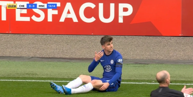 Watch Fernandinho escape punishment despite appearing to aim studs at Mason Mount’s face  - Bóng Đá