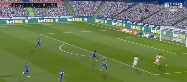 Real Madrid star Mariano in disbelief after VAR rules out goal vs Getafe for incredibly tight offside - Bóng Đá