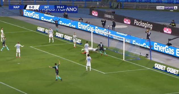 Handanovic and de Vrij combine for calamitous own goal which threatens to complicate Inter Milan’s scudetto charge - Bóng Đá