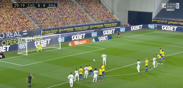 Wonderful Vinicius Junior flick sets up Karim Benzema penalty to fire Real Madrid ahead against Cadiz - Bóng Đá