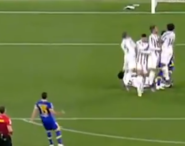 Watch Cristiano Ronaldo duck out the way of free-kick goal - Bóng Đá