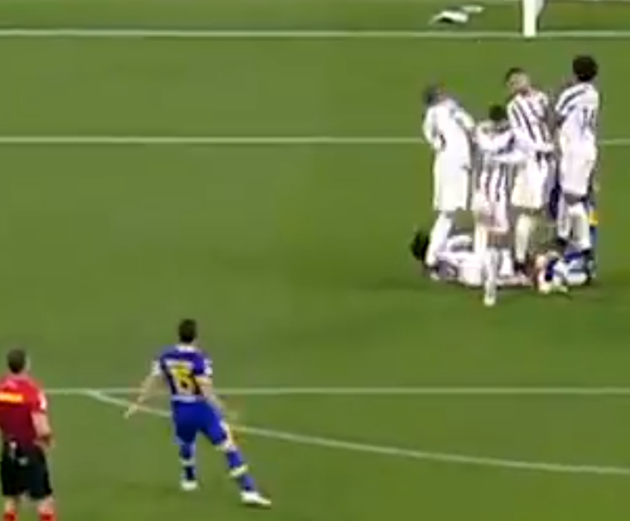 Watch Cristiano Ronaldo duck out the way of free-kick goal - Bóng Đá